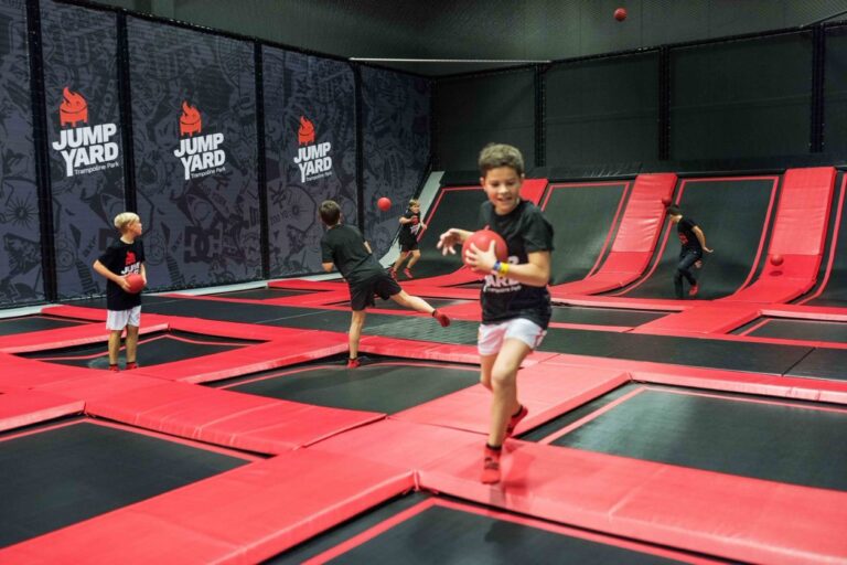 Dodgeball på trampoliner hos JumpYard i Barkarby Stockholm