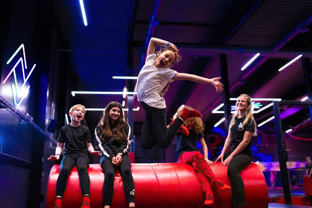 After School - hoppa trampolin och är pizza efter skolan