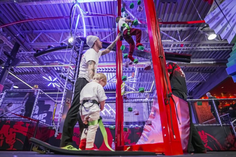 familj på företagsevent hos JumpYard i helsingborg