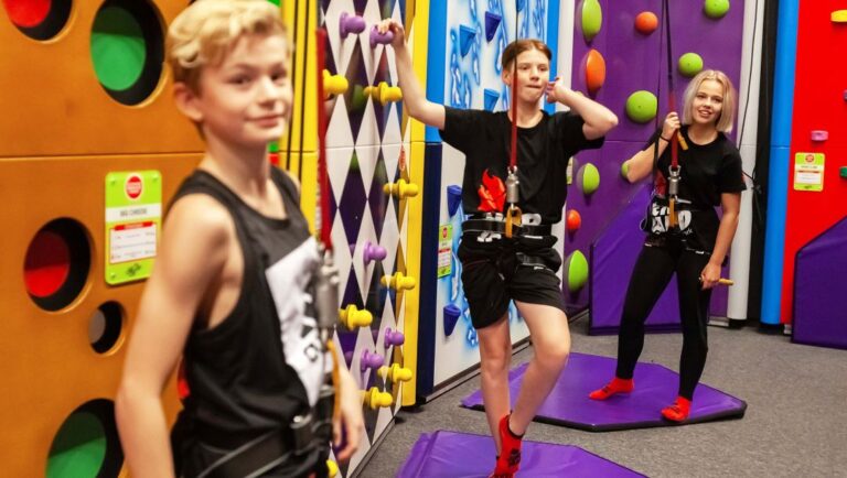 Klättra i Kungsbacka hos JumpYard med Clip 'N Climb