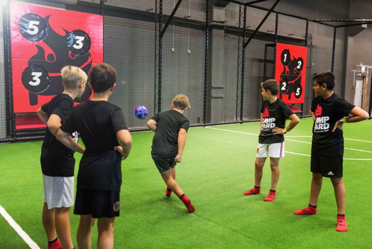 fotboll inomhus JumpYard Linköping aktiviteter