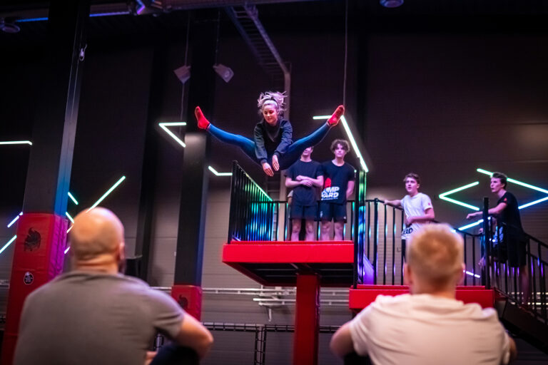 hopp från hopptorn i JumpYard Linköping aktiviteter trampolinpark