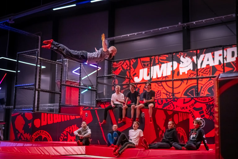 högt hopp på trampolinen i Nacka