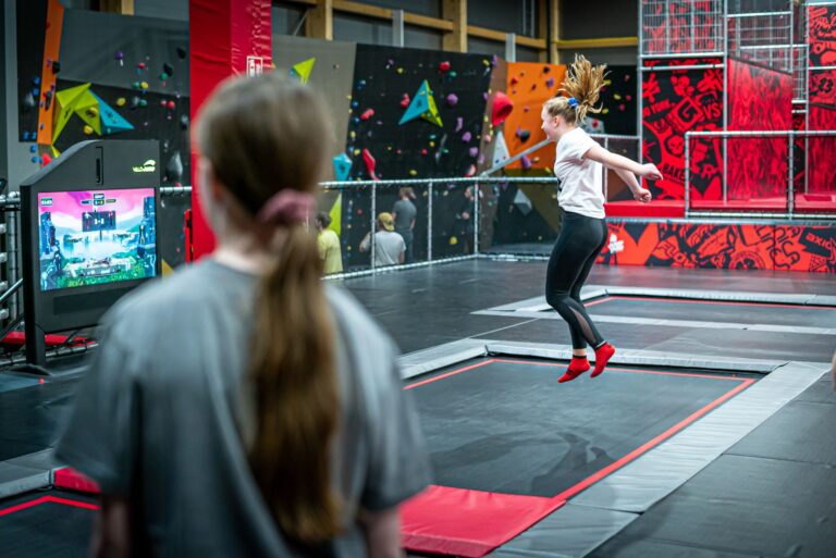 TV spel på trampoliner - interaktiva spel