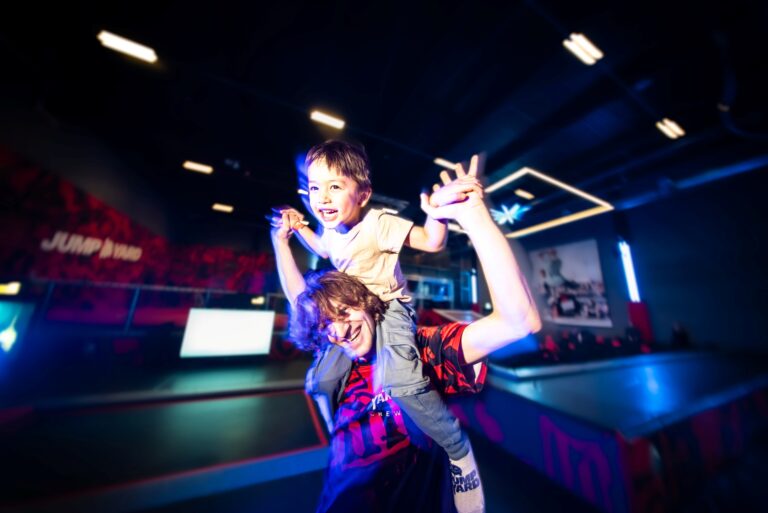 JumpYard Täby Arninge personal och barn är glada
