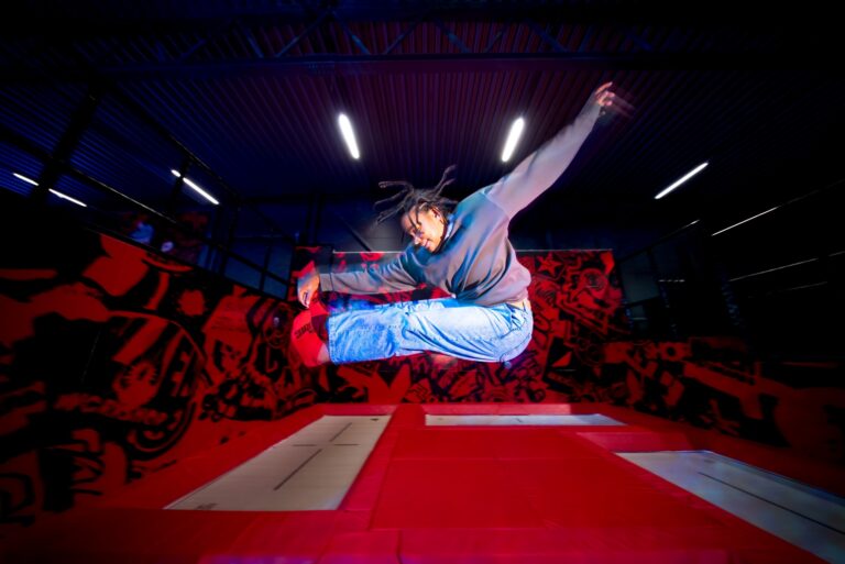 Tricks och coolt hopp på JumpYard Täby Arninge