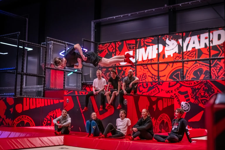 hoppa på high performance trampolin jumpyard