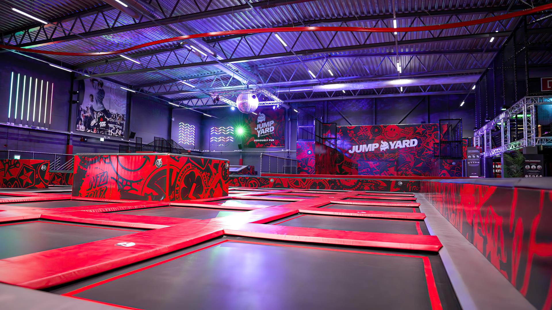 JumpYard trampolinpark med aktiviteter för barn i Stockholm