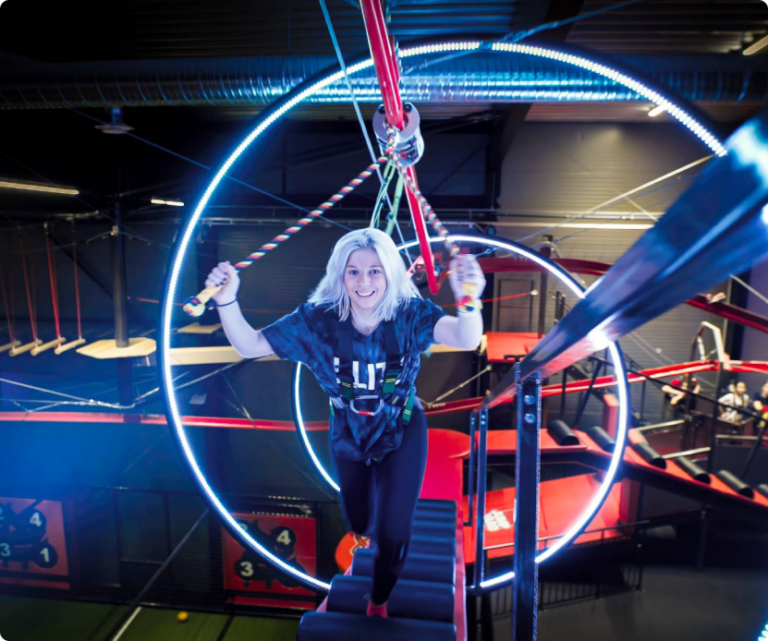 SkyRider linbana på räls hos JumpYard