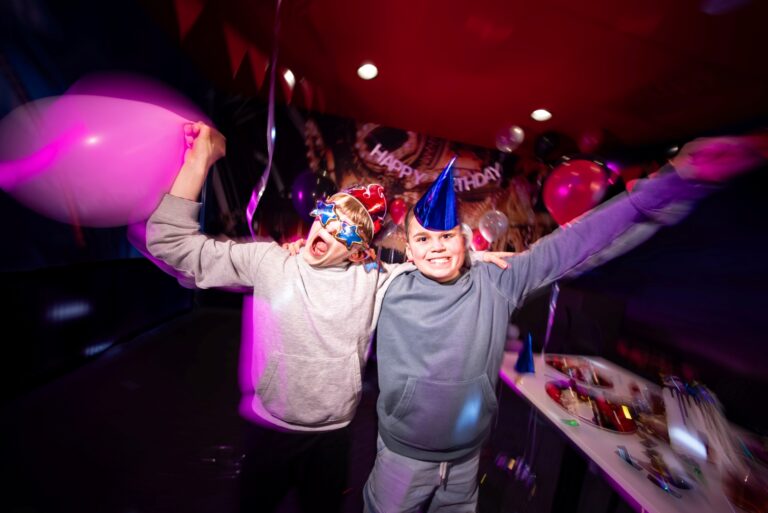 Glada barn på ett JumpYard kalas